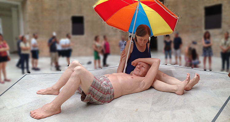 ron mueck, casal sob um guarda-chuva, 2013